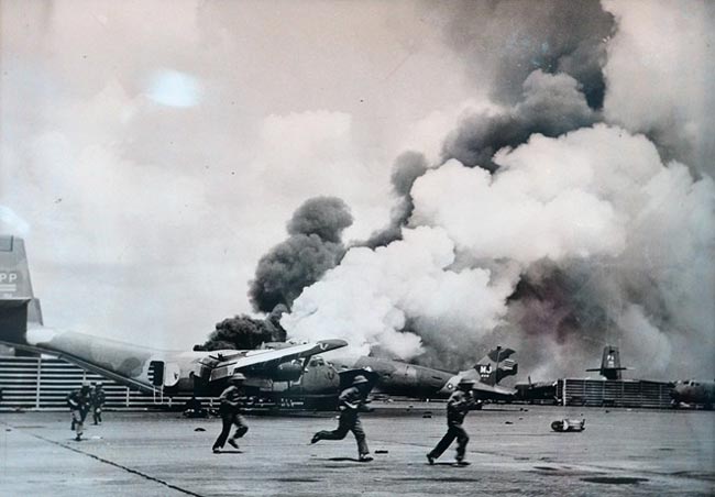 Quân giải phóng chiếm sân bay quốc tế Tân Sơn Nhất ngày 30/4/1975.
