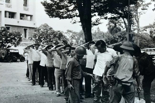 Tước vũ khí lính Việt Nam Cộng hòa đóng trong Dinh Độc Lập (30/4/1975).
