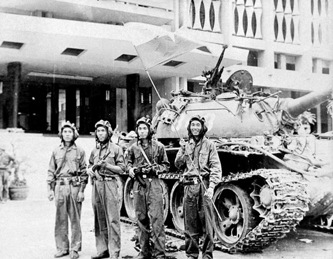 Các chiến sĩ của xe tăng 843 trong Dinh.
