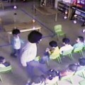 Làm mẹ - TQ: Bảo mẫu đánh trẻ dã man như kẻ thù
