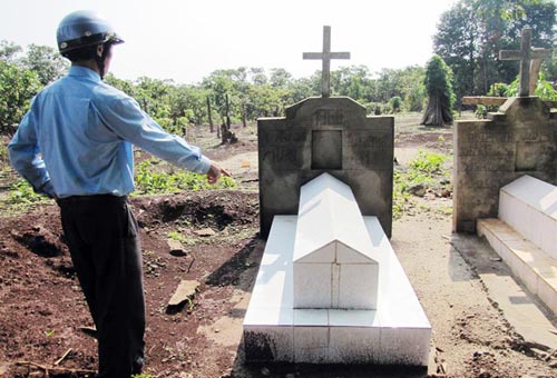 Đào mộ cha vì tin những lời đồn nhảm nhí - 2