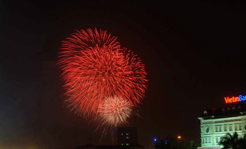 Pháo hoa lung linh trên bầu trời SG 30/4 - 1