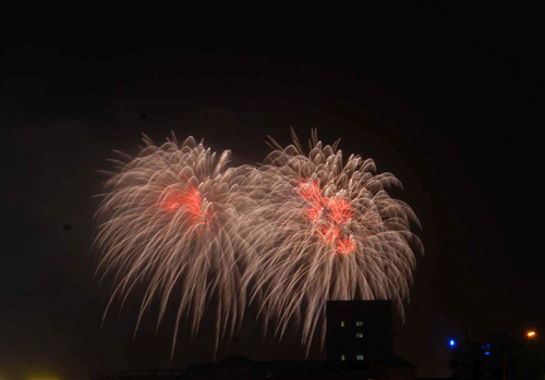 Pháo hoa lung linh trên bầu trời SG 30/4 - 2