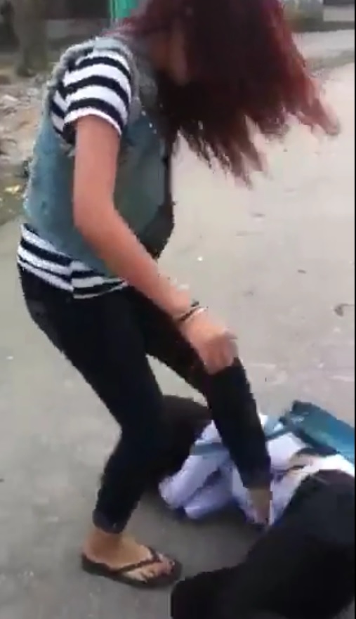 Sốc với clip nữ sinh đánh nhau, phang dép vào mặt bạn - 2