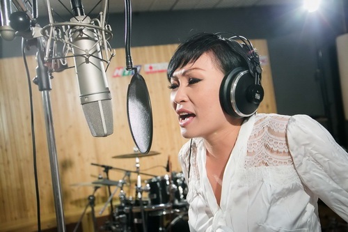 Phương Vy lần đầu mang bố lên sân khấu - 1