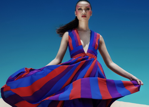 Trang Khiếu nóng bỏng đồ kẻ sọc giá 1.000 đô - 3