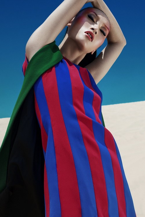 Trang Khiếu nóng bỏng đồ kẻ sọc giá 1.000 đô - 1