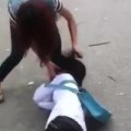 Tin tức - Sốc với clip nữ sinh đánh nhau, phang dép vào mặt bạn
