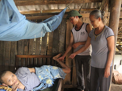 Nỗi đau ở ngôi làng có nhiều người bị điên - 1