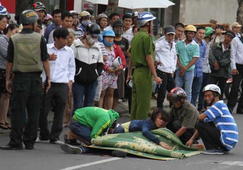 Vợ khóc thảm thiết bên thi thể chồng sau tai nạn - 3