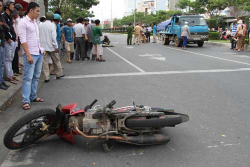 Vợ khóc thảm thiết bên thi thể chồng sau tai nạn - 1