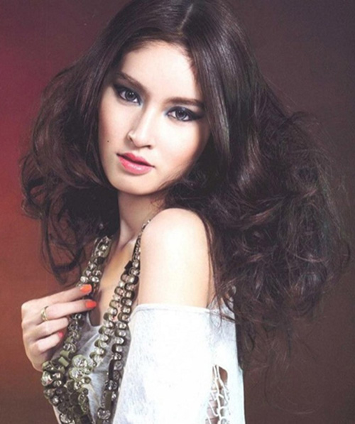 Nong Poy lộ nét nam tính vì trang điểm - 1