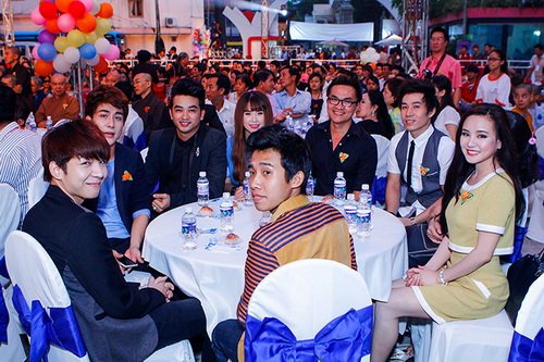 Vy Oanh cười rạng rỡ kêu gọi mọi người ăn chay - 16