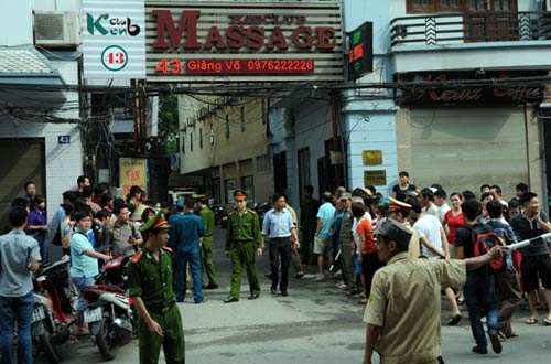 Cháy quán karaoke: PCCC cách… 500m - 1