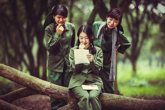 Để kỷ niệm ngày 30-4 Ngày Giải phóng miền Nam thống nhất đất nước, và 7/5 Ngày Chiến thắng Điện Biên Phủ, những sinh viên trẻ đang học tập và làm việc tại Hà Nội đã dựng lại bộ ảnh tái hiện cuộc sống bình dị của những thanh niên xung phong trong thời chiến.
