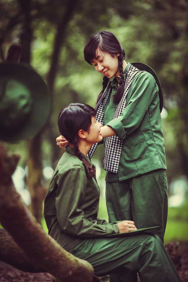 Tuy hoạt động ngoài chiến trường nhưng các chị em thanh niên xung phong vẫn giữ được những nét duyên dáng của người phụ nữ Việt Nam.
