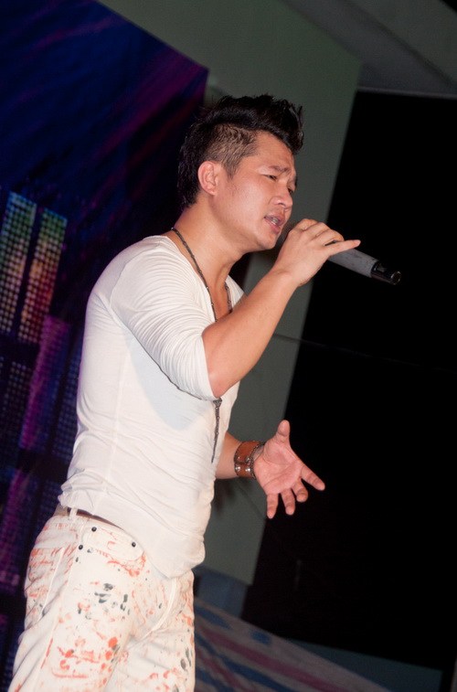 Danh hài Kiều Oanh mặc váy quot;xuyên thấuquot; bên Long Nhật - 14