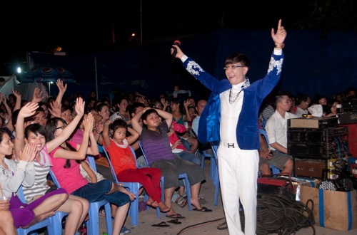 Danh hài Kiều Oanh mặc váy quot;xuyên thấuquot; bên Long Nhật - 6