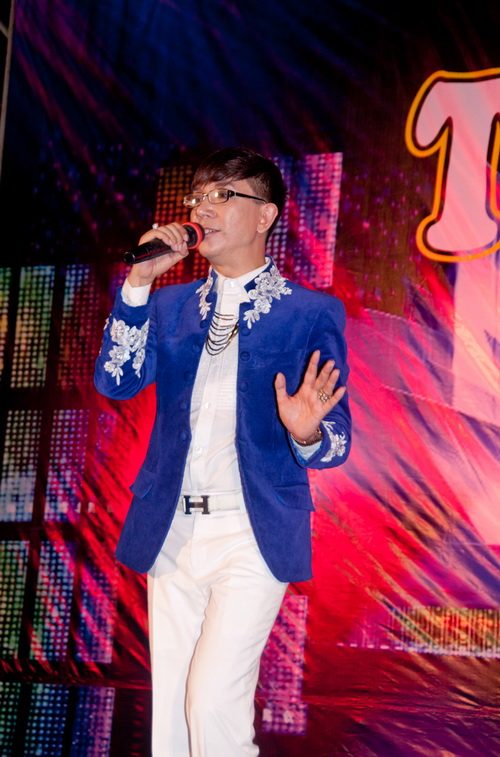 Danh hài Kiều Oanh mặc váy quot;xuyên thấuquot; bên Long Nhật - 7