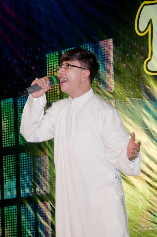 Danh hài Kiều Oanh mặc váy quot;xuyên thấuquot; bên Long Nhật - 8