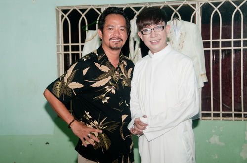 Danh hài Kiều Oanh mặc váy quot;xuyên thấuquot; bên Long Nhật - 9