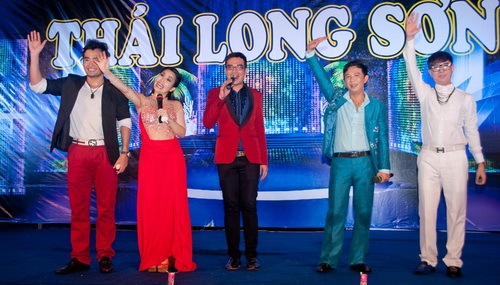 Danh hài Kiều Oanh mặc váy quot;xuyên thấuquot; bên Long Nhật - 5