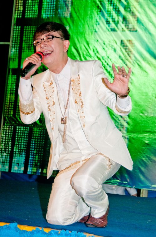 Danh hài Kiều Oanh mặc váy quot;xuyên thấuquot; bên Long Nhật - 11