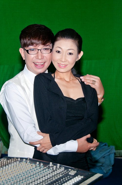 Danh hài Kiều Oanh mặc váy quot;xuyên thấuquot; bên Long Nhật - 12