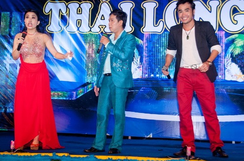 Danh hài Kiều Oanh mặc váy quot;xuyên thấuquot; bên Long Nhật - 4