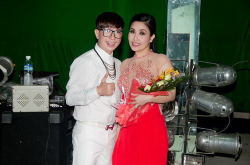 Danh hài Kiều Oanh mặc váy quot;xuyên thấuquot; bên Long Nhật - 1