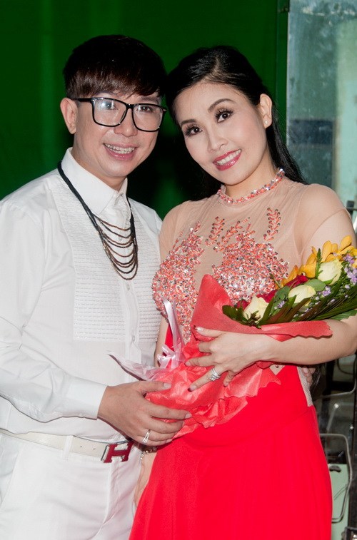 Danh hài Kiều Oanh mặc váy quot;xuyên thấuquot; bên Long Nhật - 2