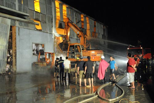 Cháy lớn tại nhà máy giấy ở Bắc Ninh - 6