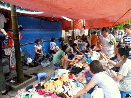 Nghỉ lễ, giới trẻ đi săn quot;hàng hiệuquot; giá 50.000 đồng - 2