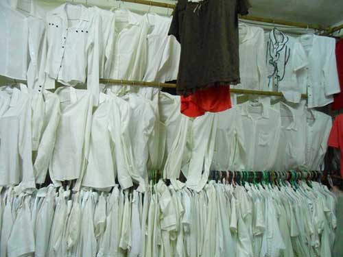 Nghỉ lễ, giới trẻ đi săn quot;hàng hiệuquot; giá 50.000 đồng - 3