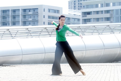 Hà Hồ múa liên tục dưới trời nắng gắt - 1