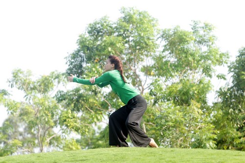 Hà Hồ múa liên tục dưới trời nắng gắt - 6