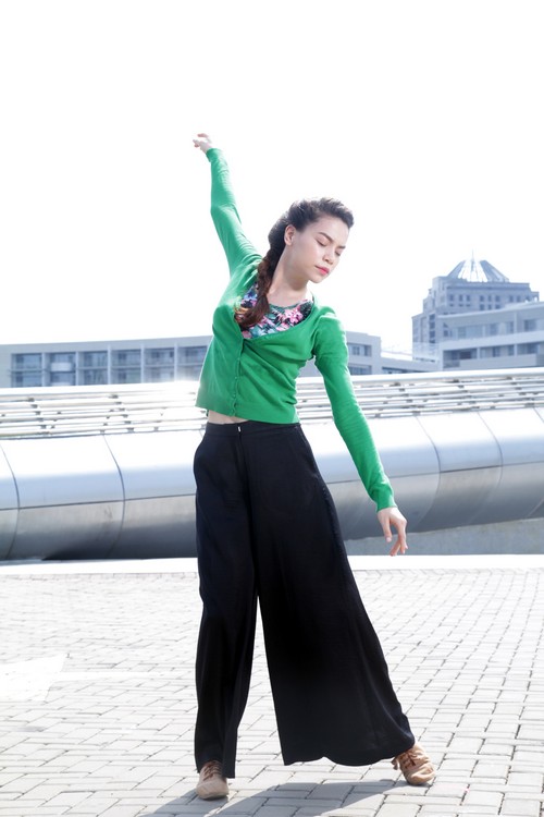 Hà Hồ múa liên tục dưới trời nắng gắt - 2