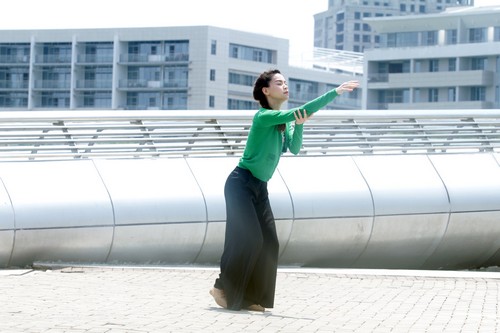 Hà Hồ múa liên tục dưới trời nắng gắt - 3