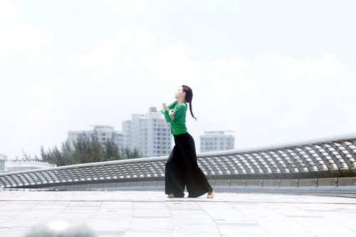 Hà Hồ múa liên tục dưới trời nắng gắt - 4