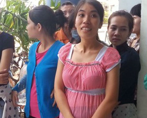 Đắng lòng hàng loạt bà bầu #039;bỗng dưng thất nghiệp#039; - 2