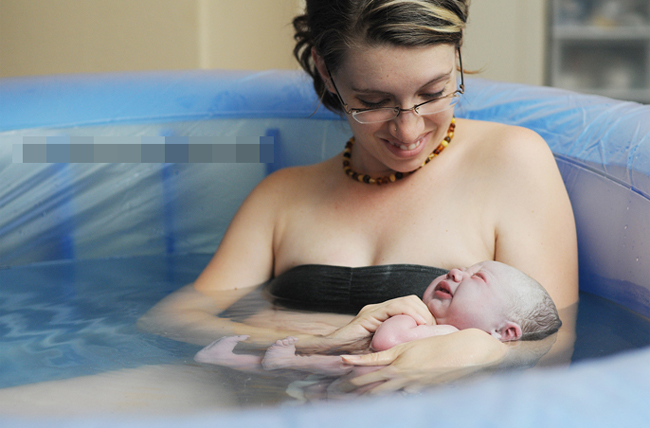 Mẹ Jordyn hạnh phúc bên con trai vừa mới chào đời bằng phương pháp sinh con dưới nước.
