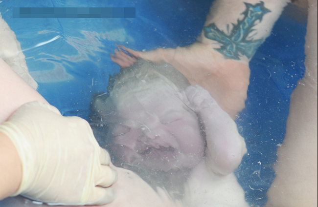 Các nghiên cứu đều chứng minh rằng sinh con dưới nước an toàn. Các mẹ vẫn hoàn toàn khỏe mạnh và những nguy hiểm khi sinh cũng giảm bớt rất nhiều.
