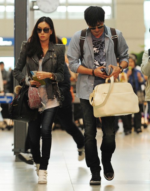 Lộ ảnh Jang Dong Gun đưa con trai đi học - 2