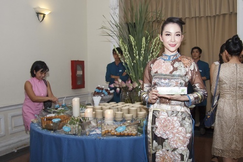 Mẹ chồng Hà Tăng giản dị xem Linh Nga múa - 3