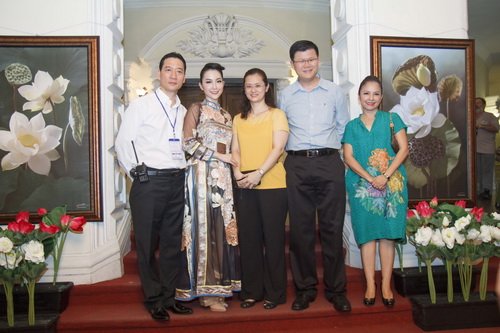 Mẹ chồng Hà Tăng giản dị xem Linh Nga múa - 5