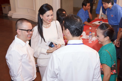 Mẹ chồng Hà Tăng giản dị xem Linh Nga múa - 6