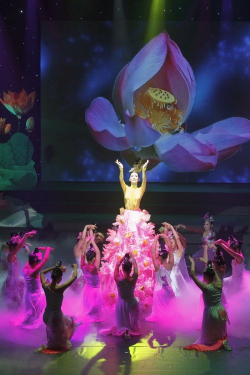 Mẹ chồng Hà Tăng giản dị xem Linh Nga múa - 11