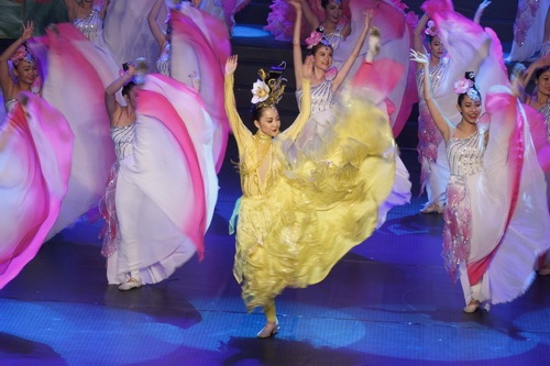 Mẹ chồng Hà Tăng giản dị xem Linh Nga múa - 12