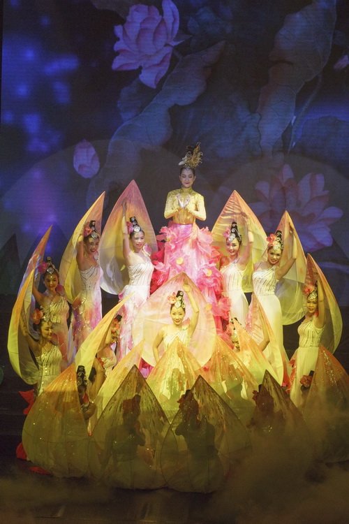 Mẹ chồng Hà Tăng giản dị xem Linh Nga múa - 13