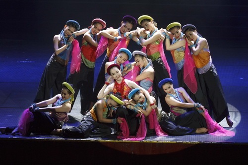 Mẹ chồng Hà Tăng giản dị xem Linh Nga múa - 14